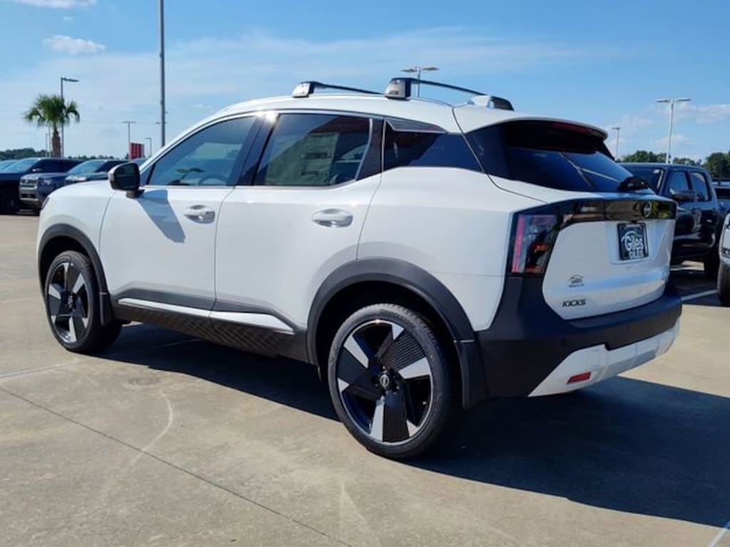New 2025 Nissan Kicks SR SUV