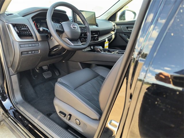 2026 Nissan Rogue Platinum photo 2