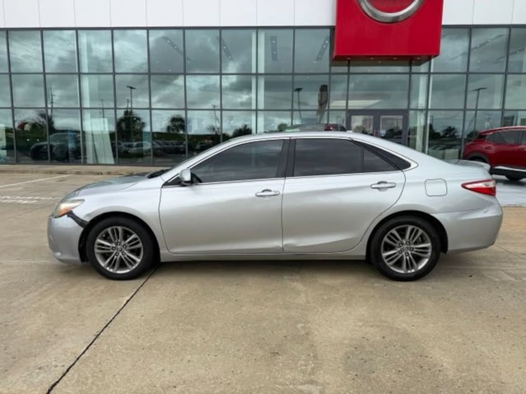 Used 2016 Toyota Camry SE Sedan
