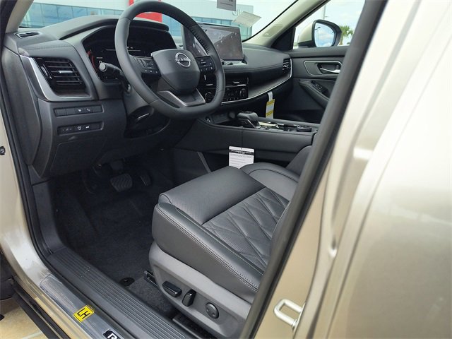 2026 Nissan Rogue Platinum photo 2