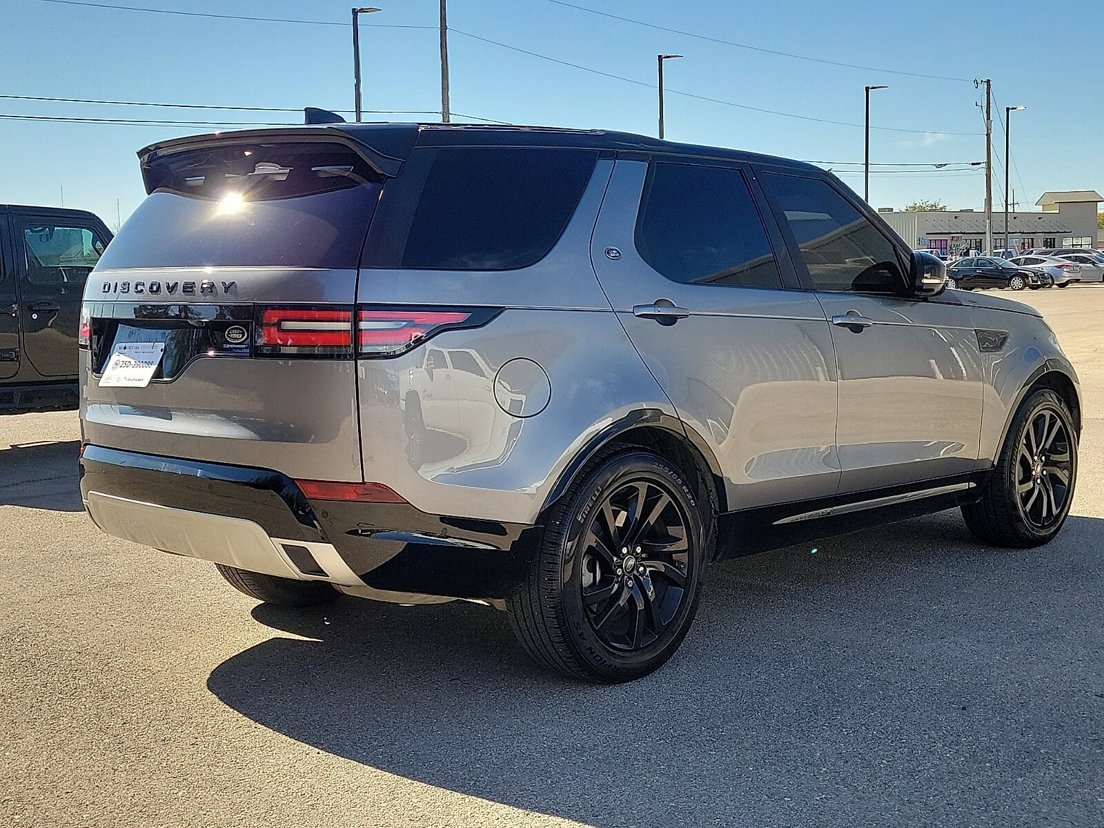 2020 Land Rover Discovery Landmark photo 3