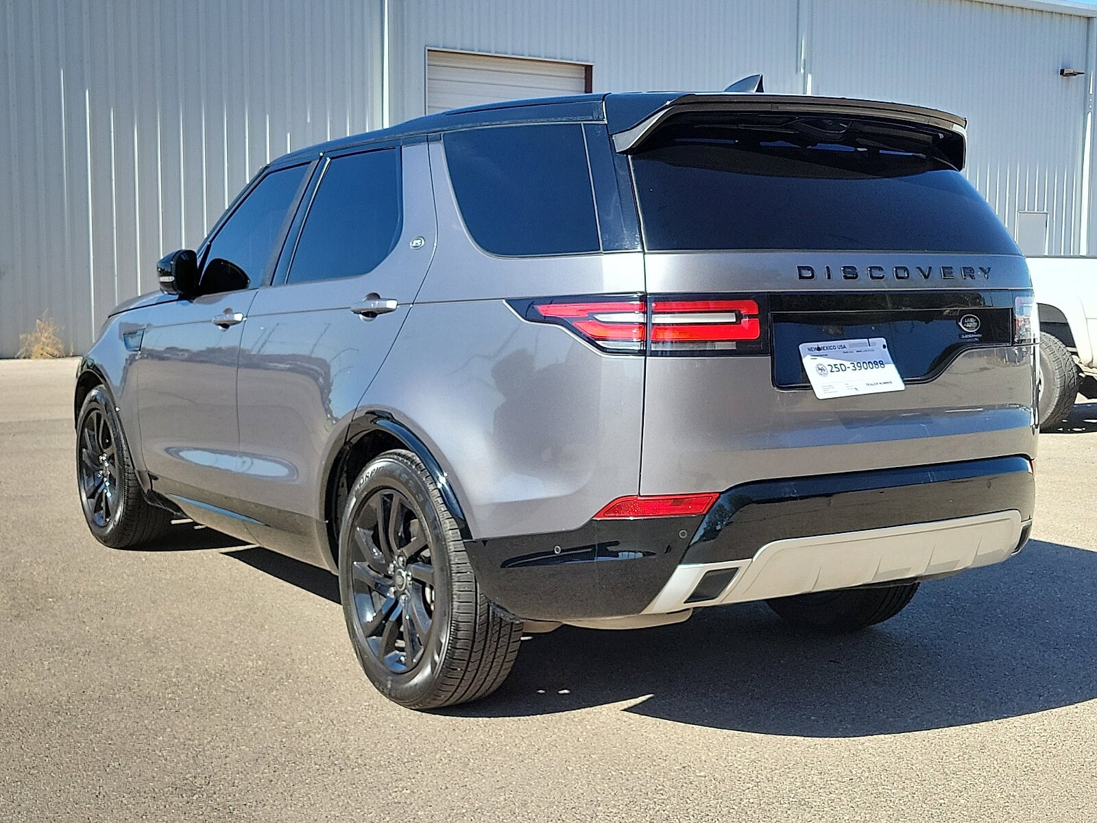 2020 Land Rover Discovery Landmark photo 2