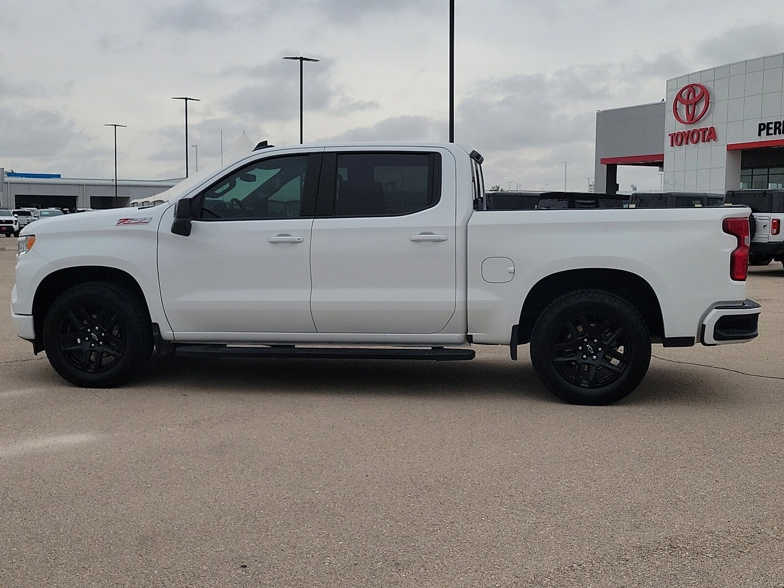 2025 Chevrolet Silverado 1500 RST photo 2