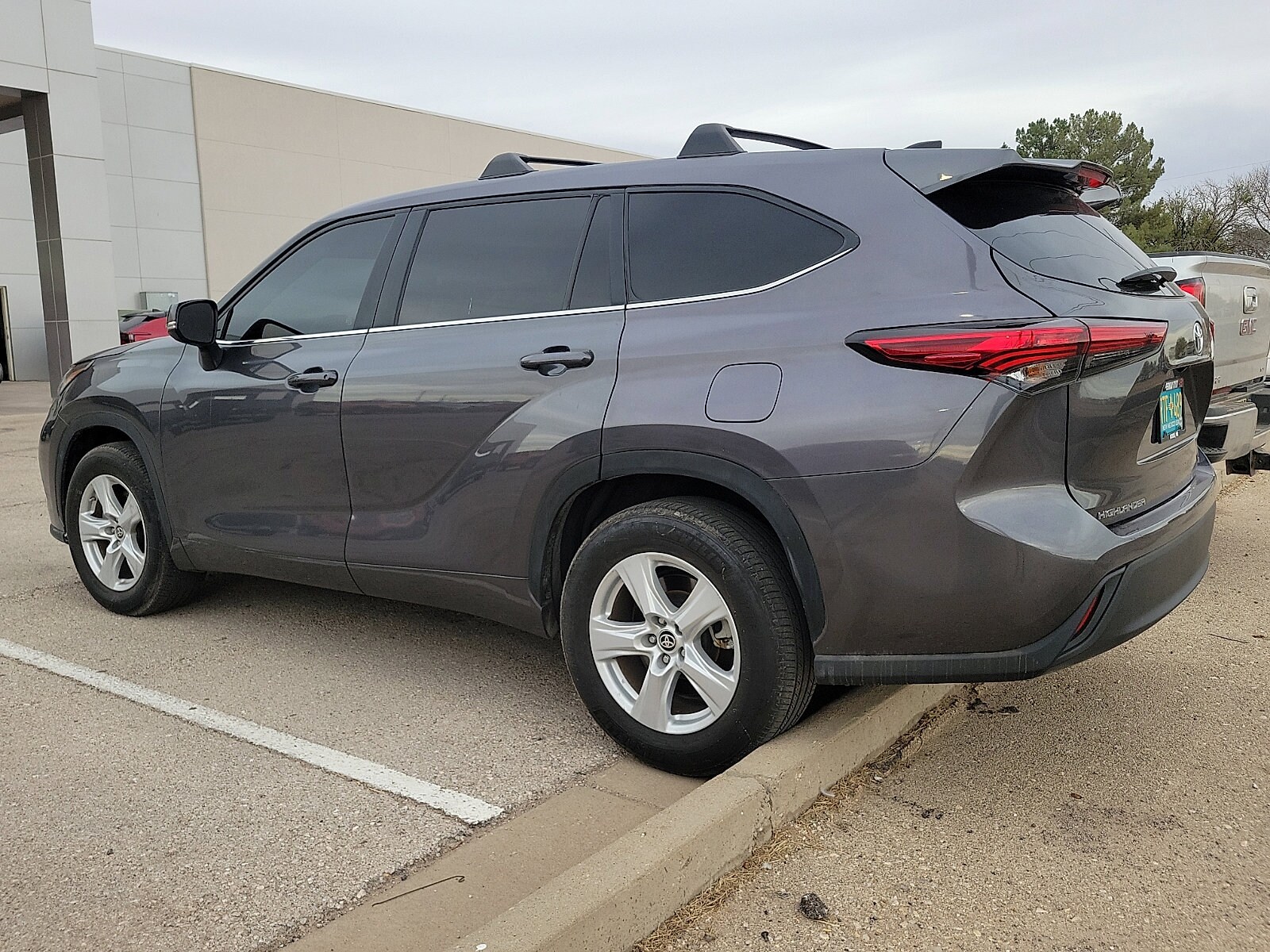 2023 Toyota Highlander LE photo 2