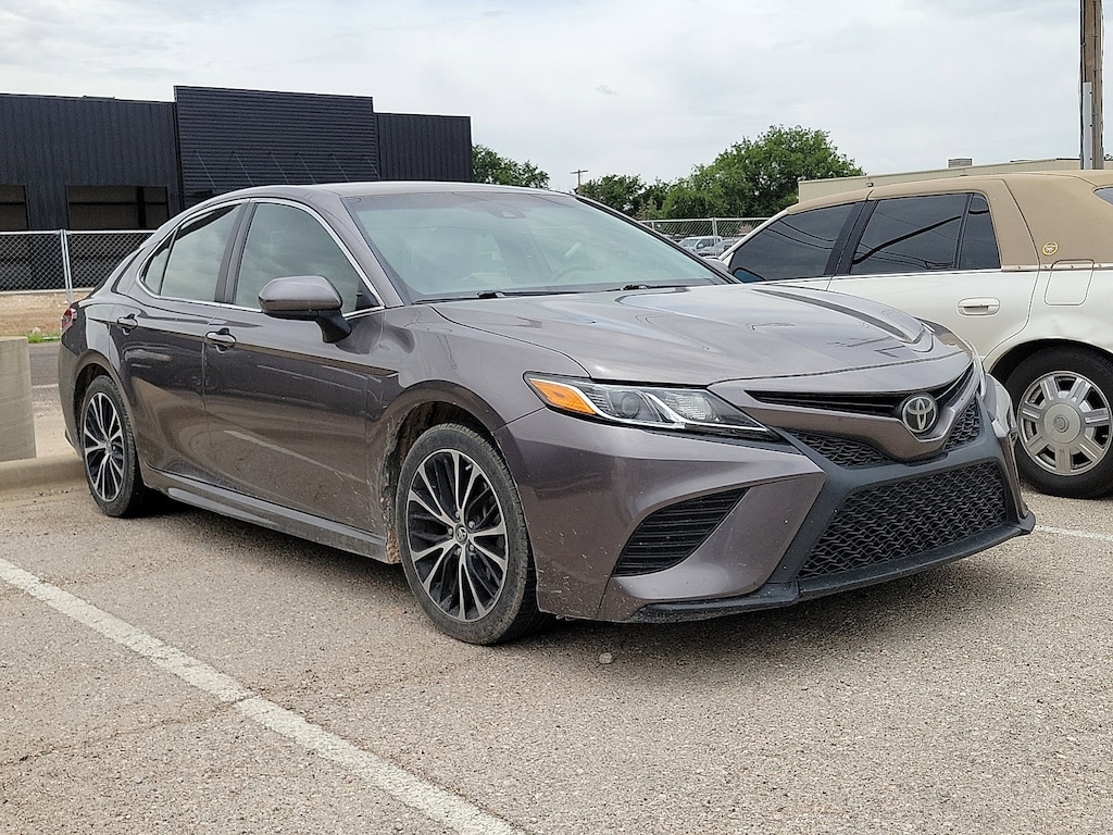 Used 2018 Toyota Camry SE Sedan