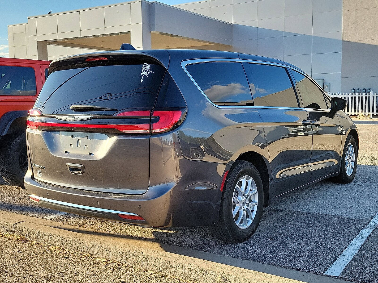 2023 Chrysler Pacifica Touring L photo 3
