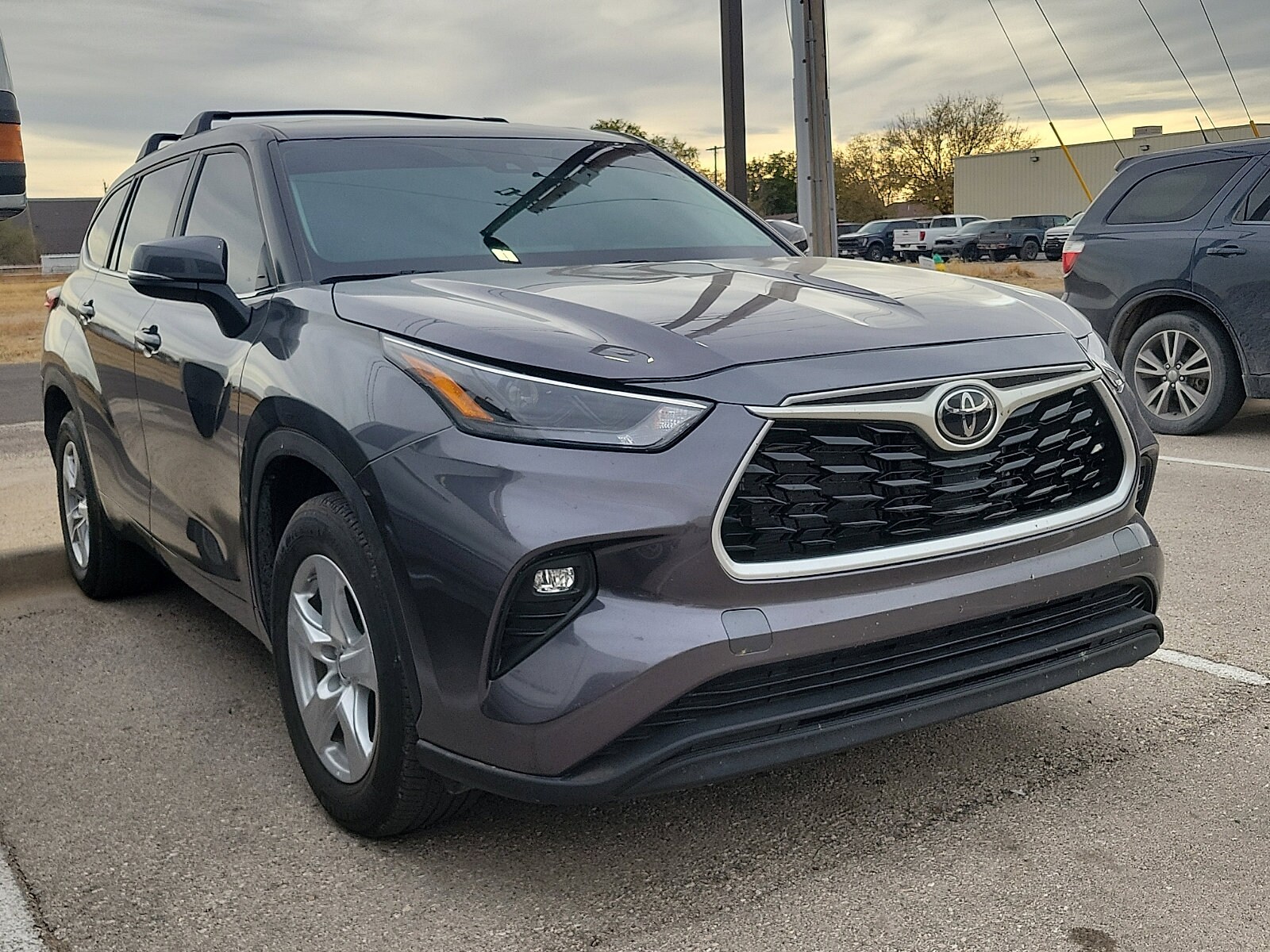 2023 Toyota Highlander LE photo 3