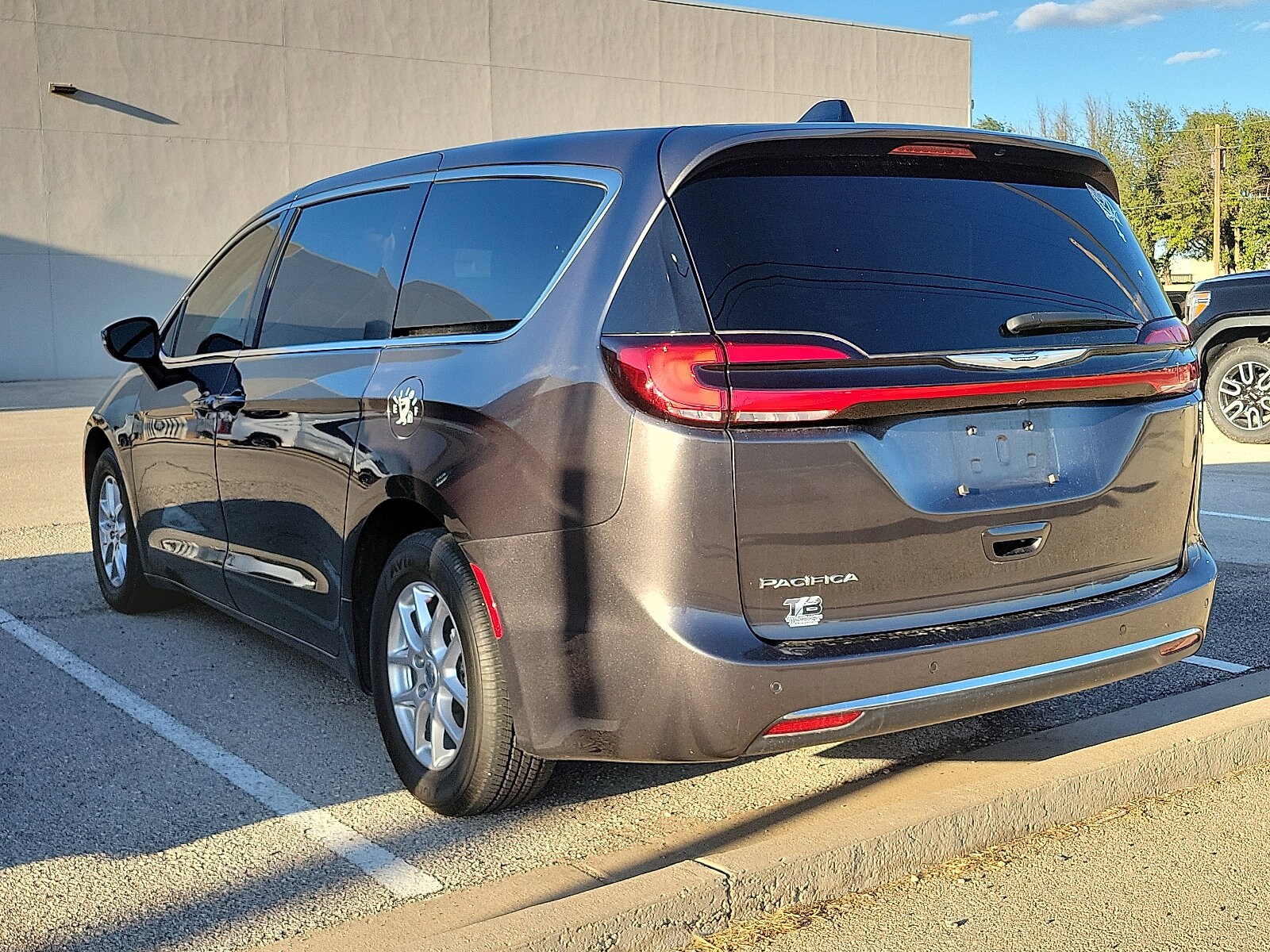 2023 Chrysler Pacifica Touring L photo 2