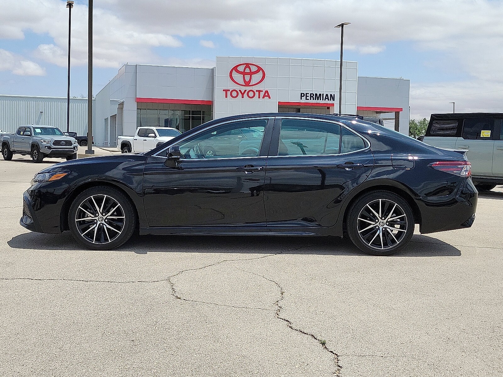 2023 Toyota Camry SE photo 2