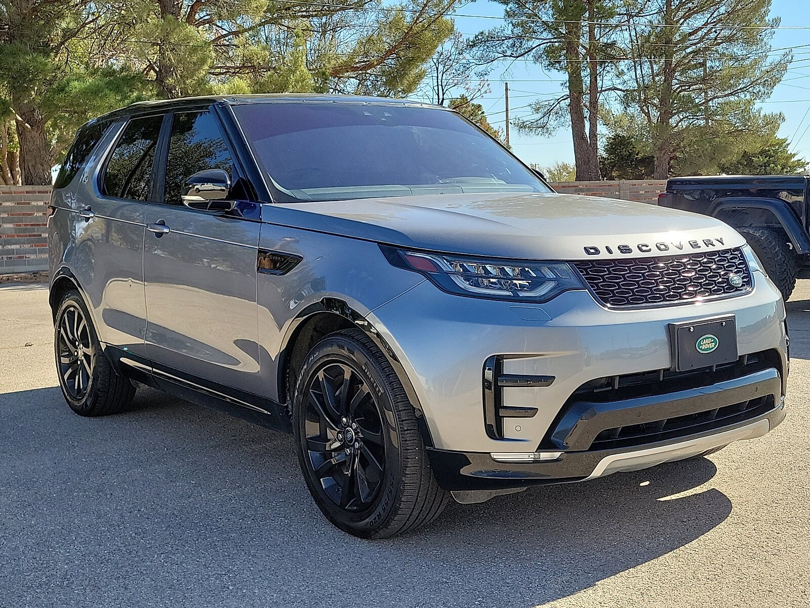 2020 Land Rover Discovery Landmark photo 4