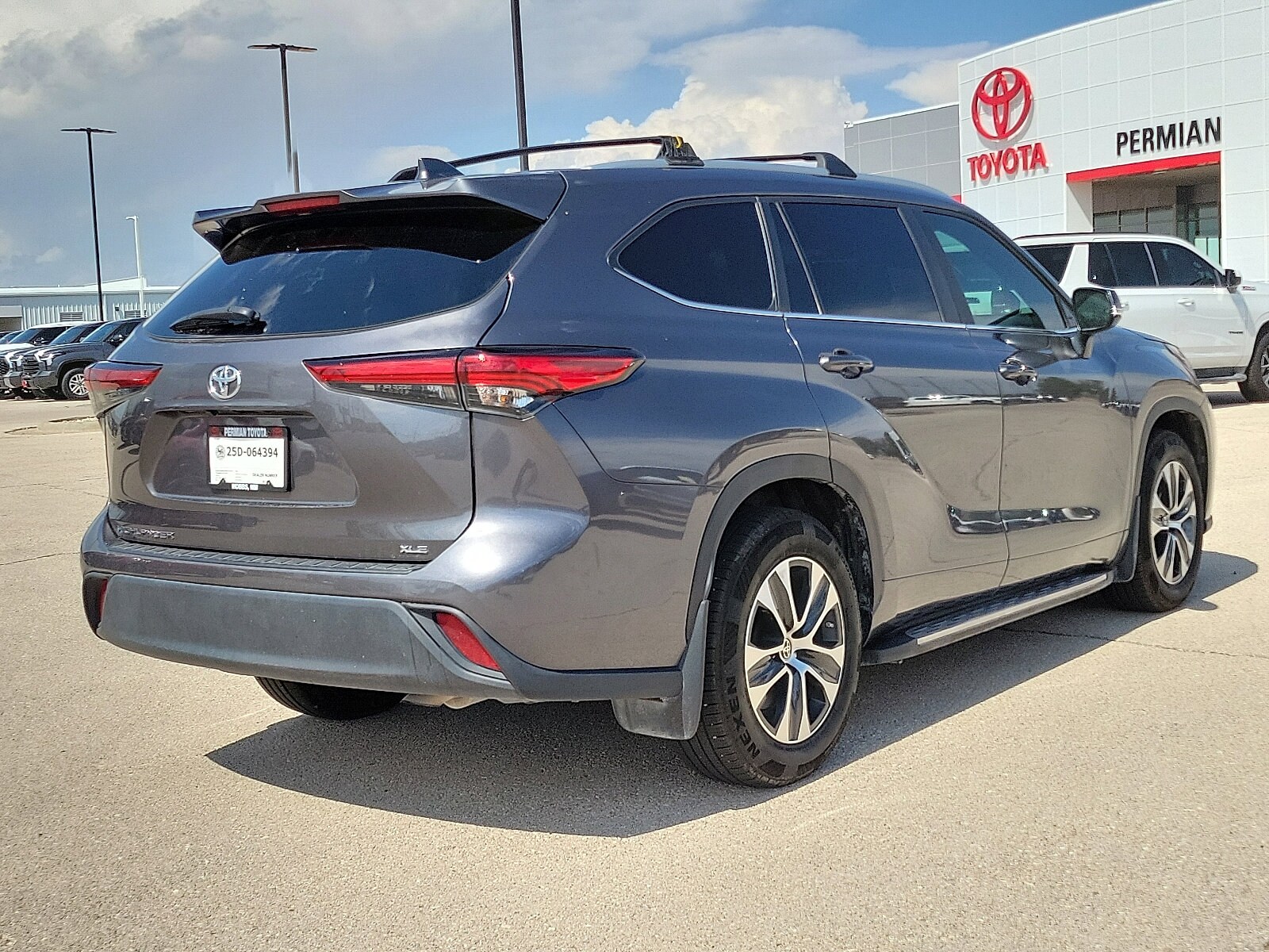 2023 Toyota Highlander XLE photo 3