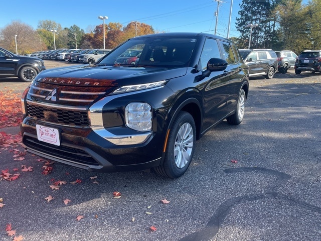 2025 Mitsubishi Outlander ES's photo