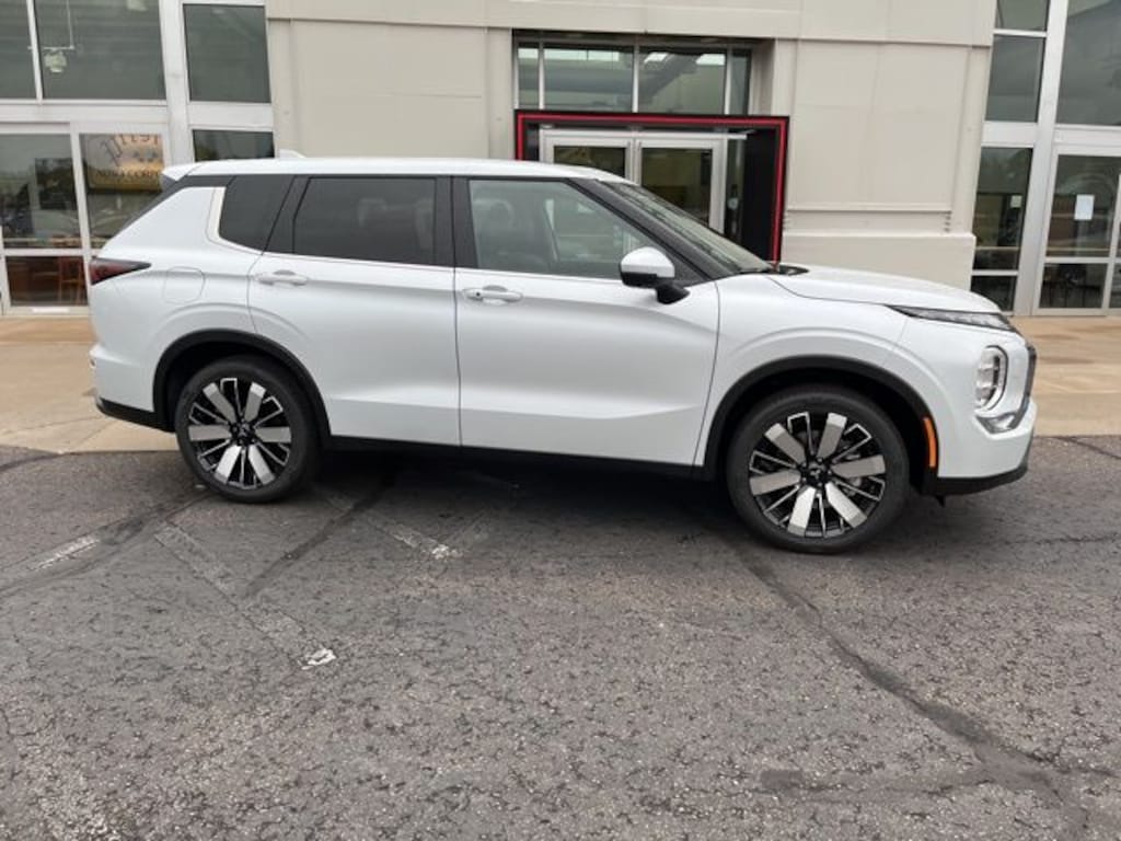 New 2025 Mitsubishi Outlander SE SUV