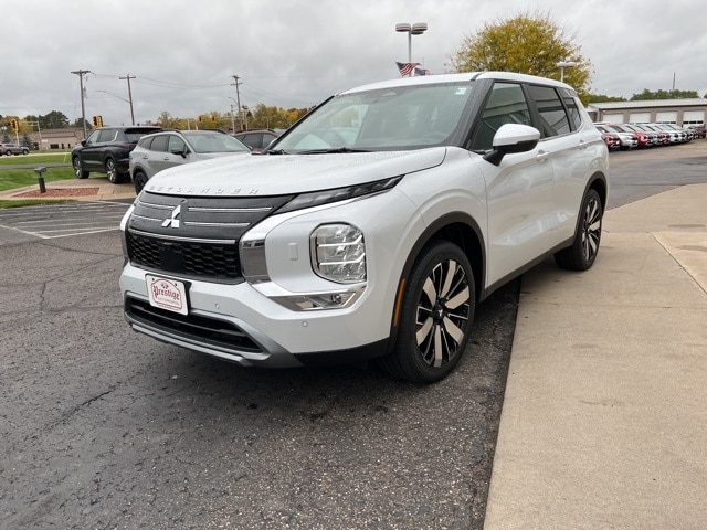 2025 Mitsubishi Outlander SE's photo