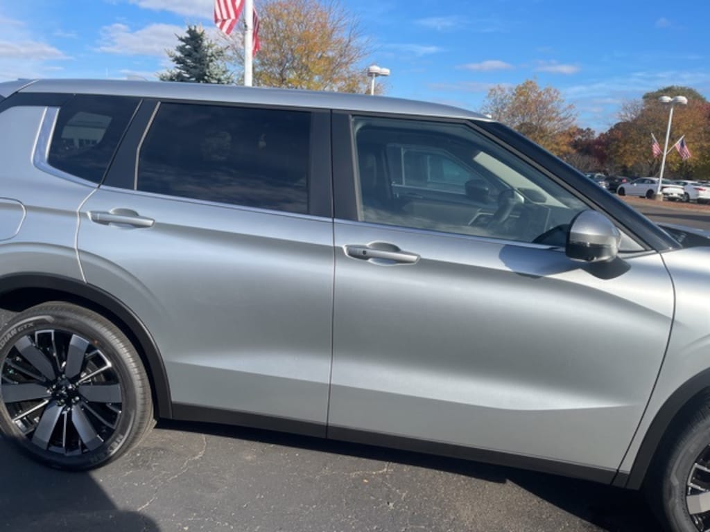 New 2025 Mitsubishi Outlander SE SUV