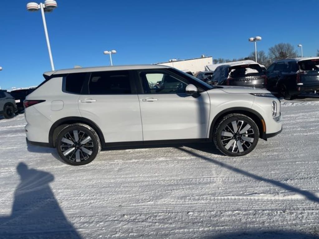 New 2025 Mitsubishi Outlander SE SUV