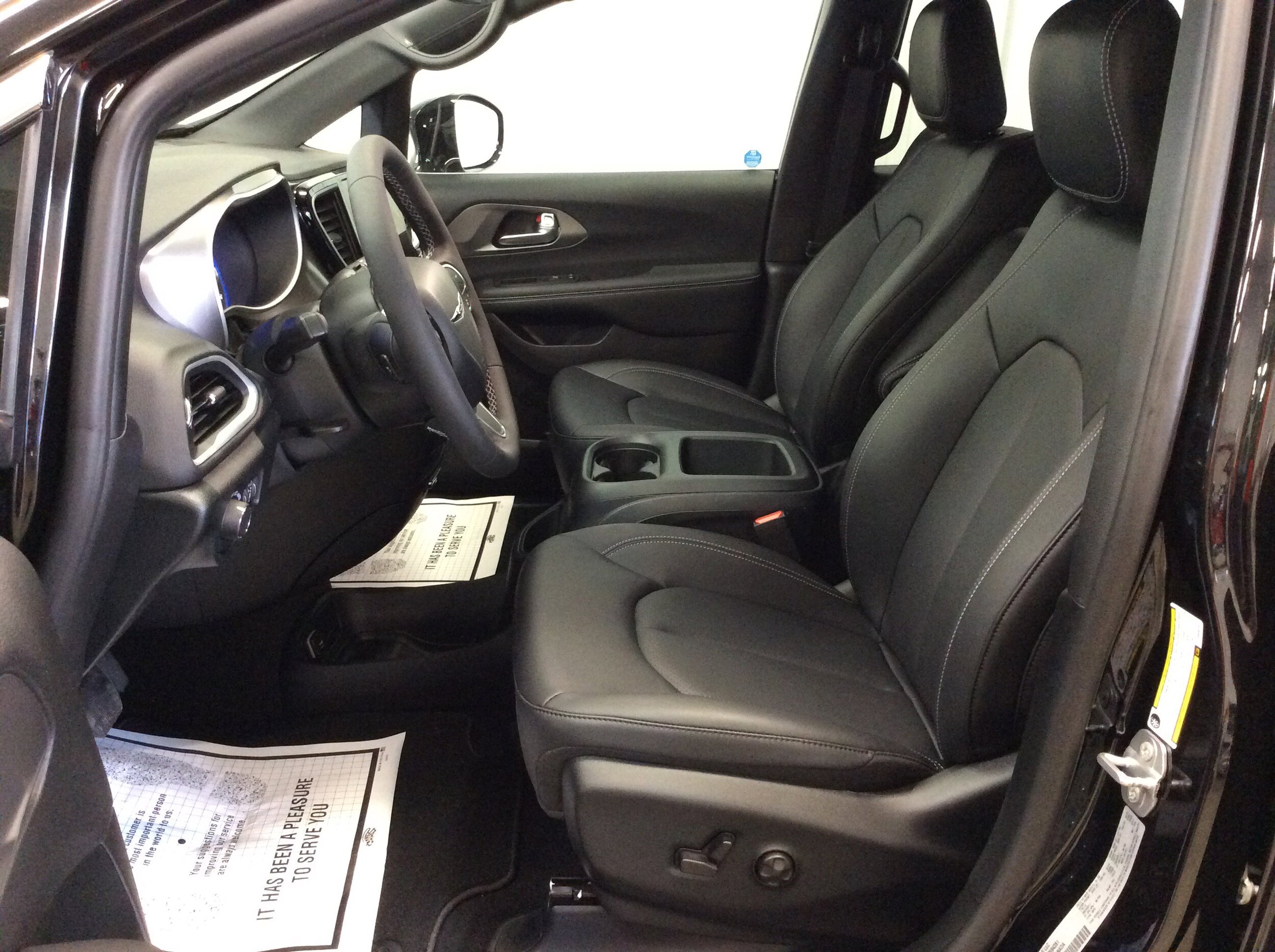2025 Chrysler Voyager LX - Photo 15