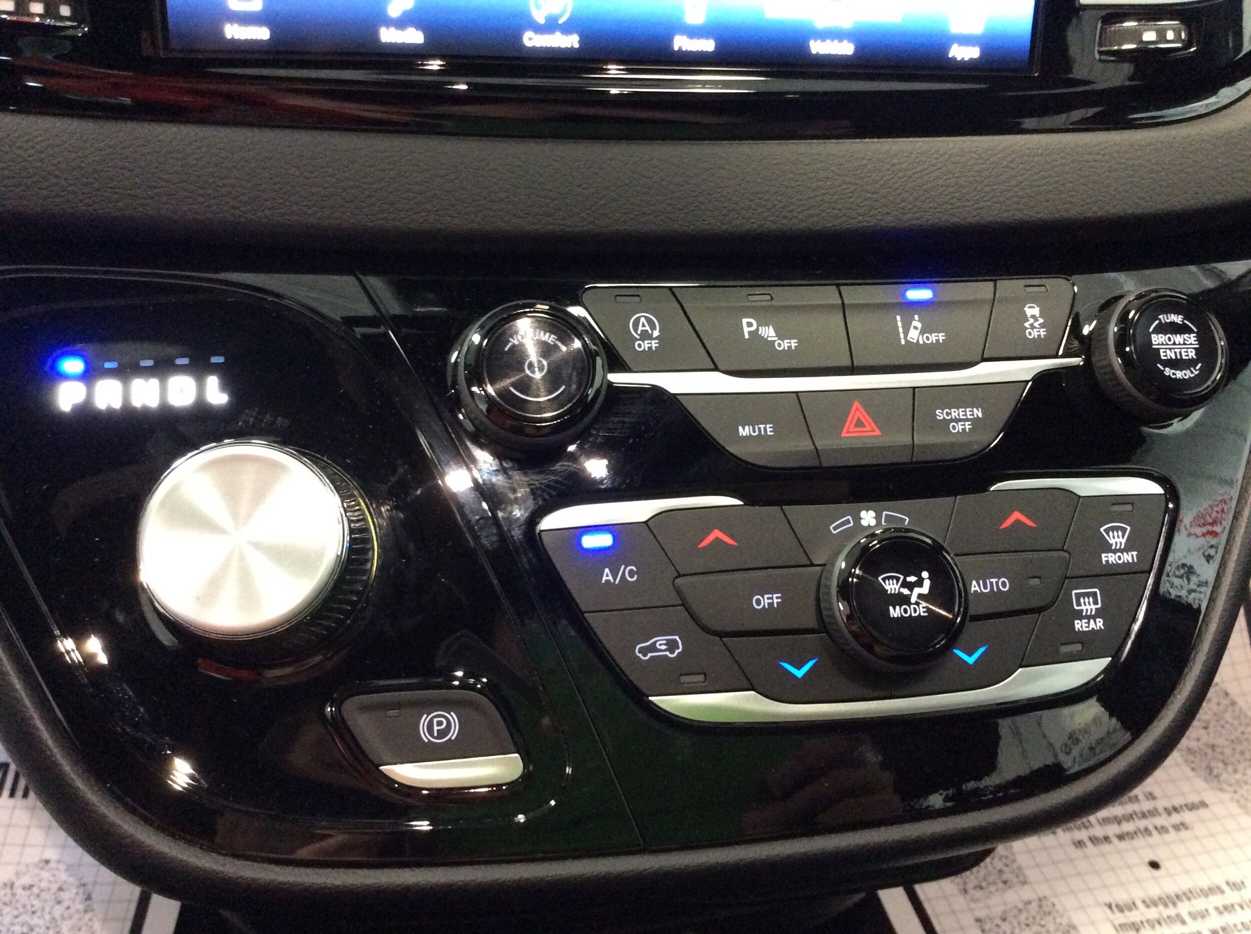 2025 Chrysler Voyager LX - Photo 31