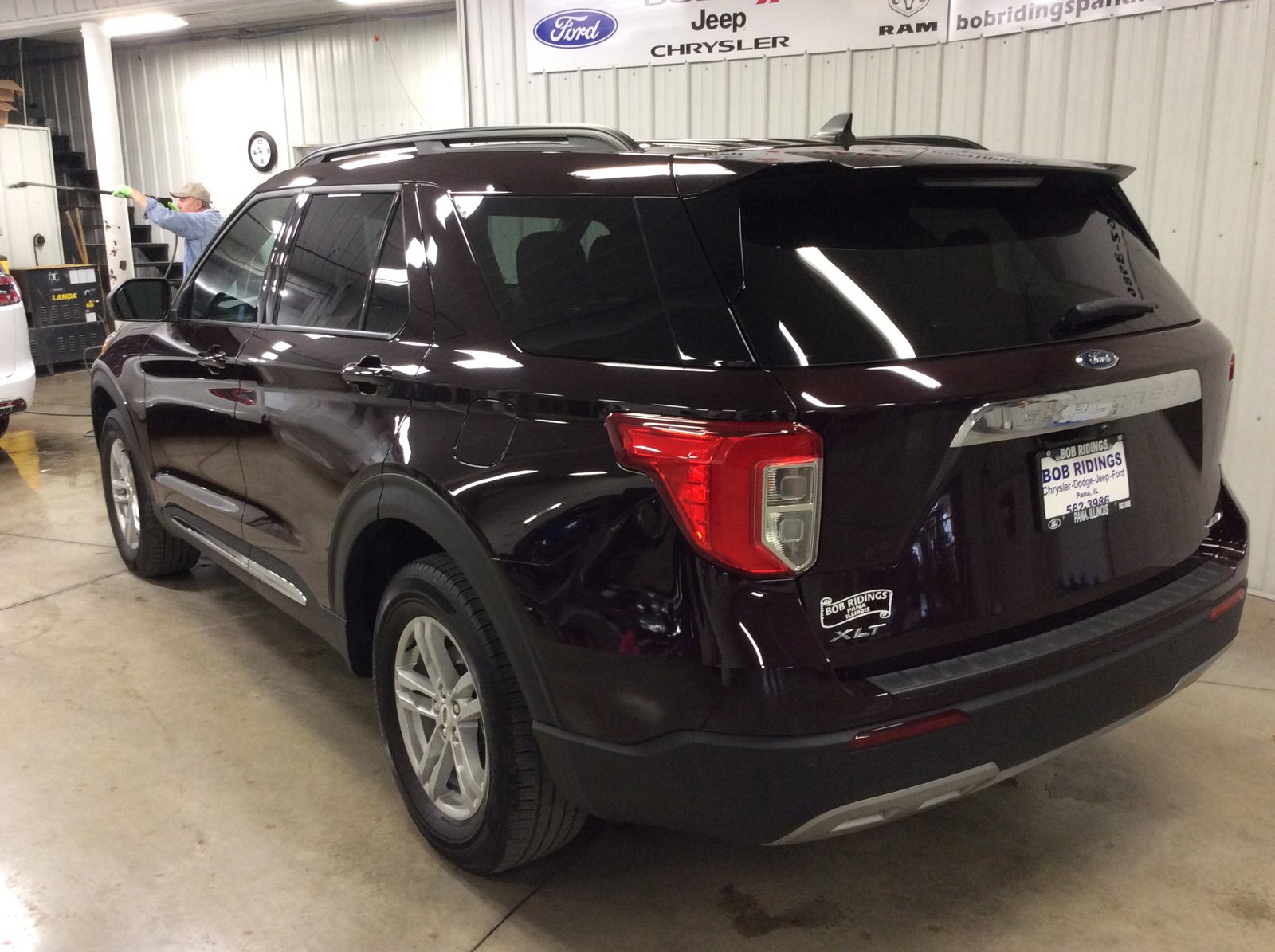 2023 Ford Explorer XLT photo 3