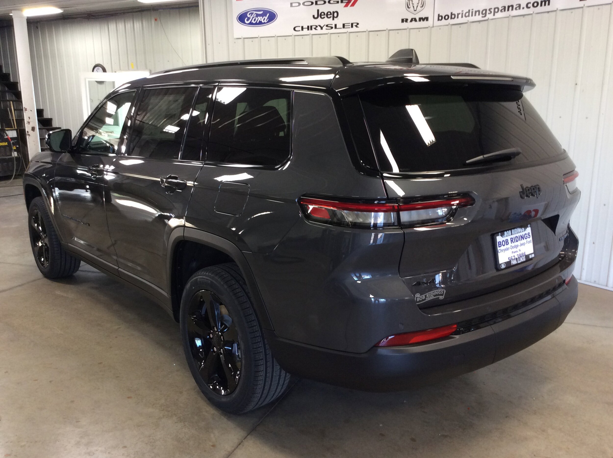 2025 Jeep Grand Cherokee Limited photo 2