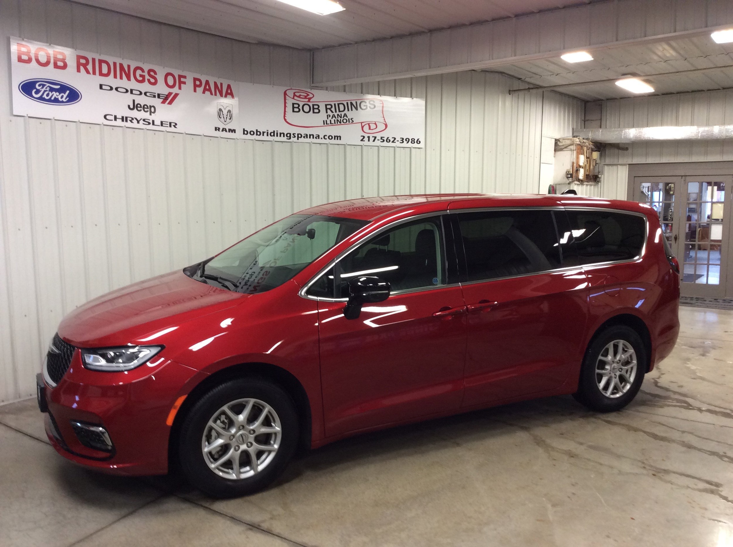 2024 Chrysler Pacifica Touring L's photo