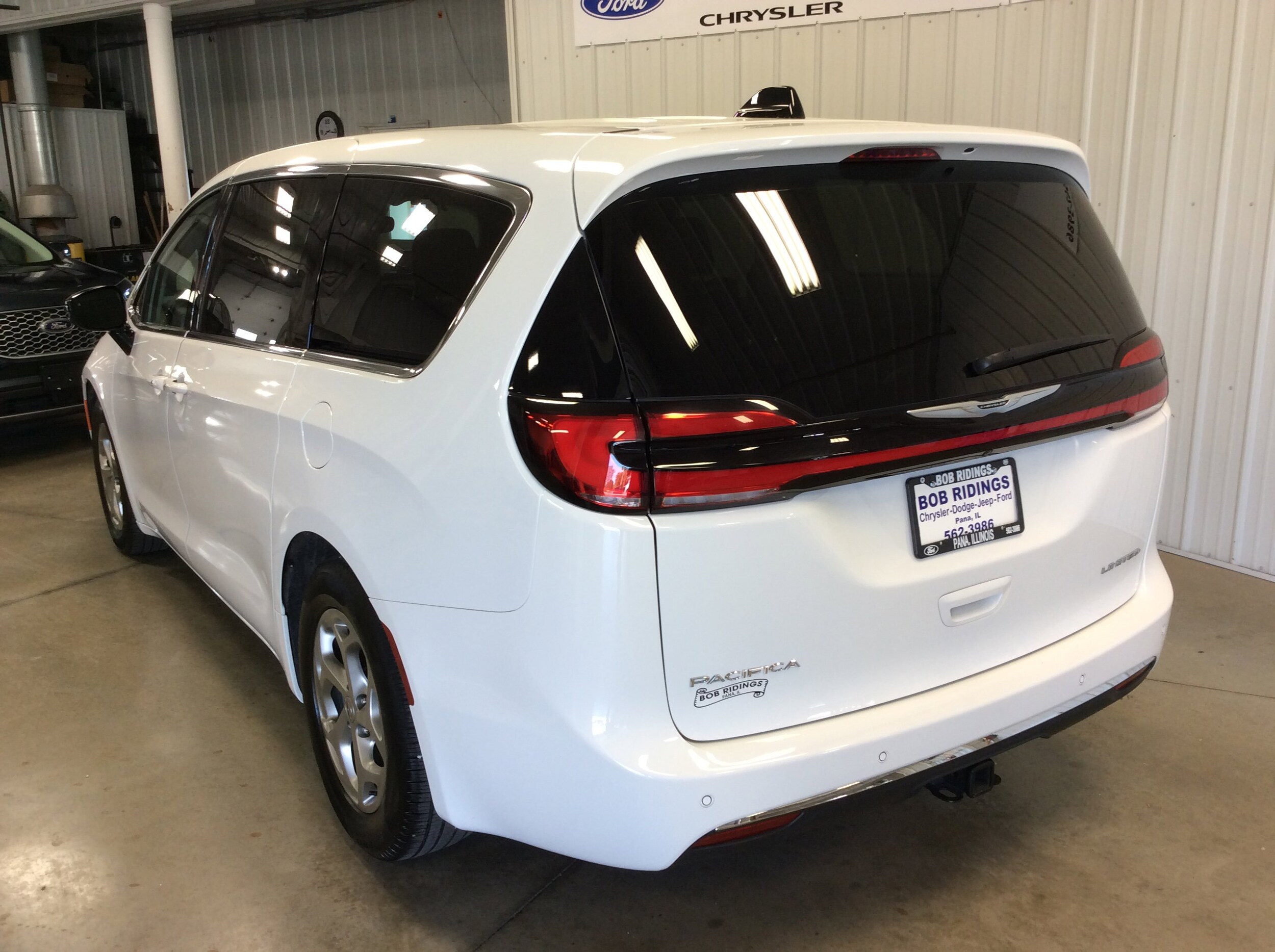 2024 Chrysler Pacifica Limited photo 3