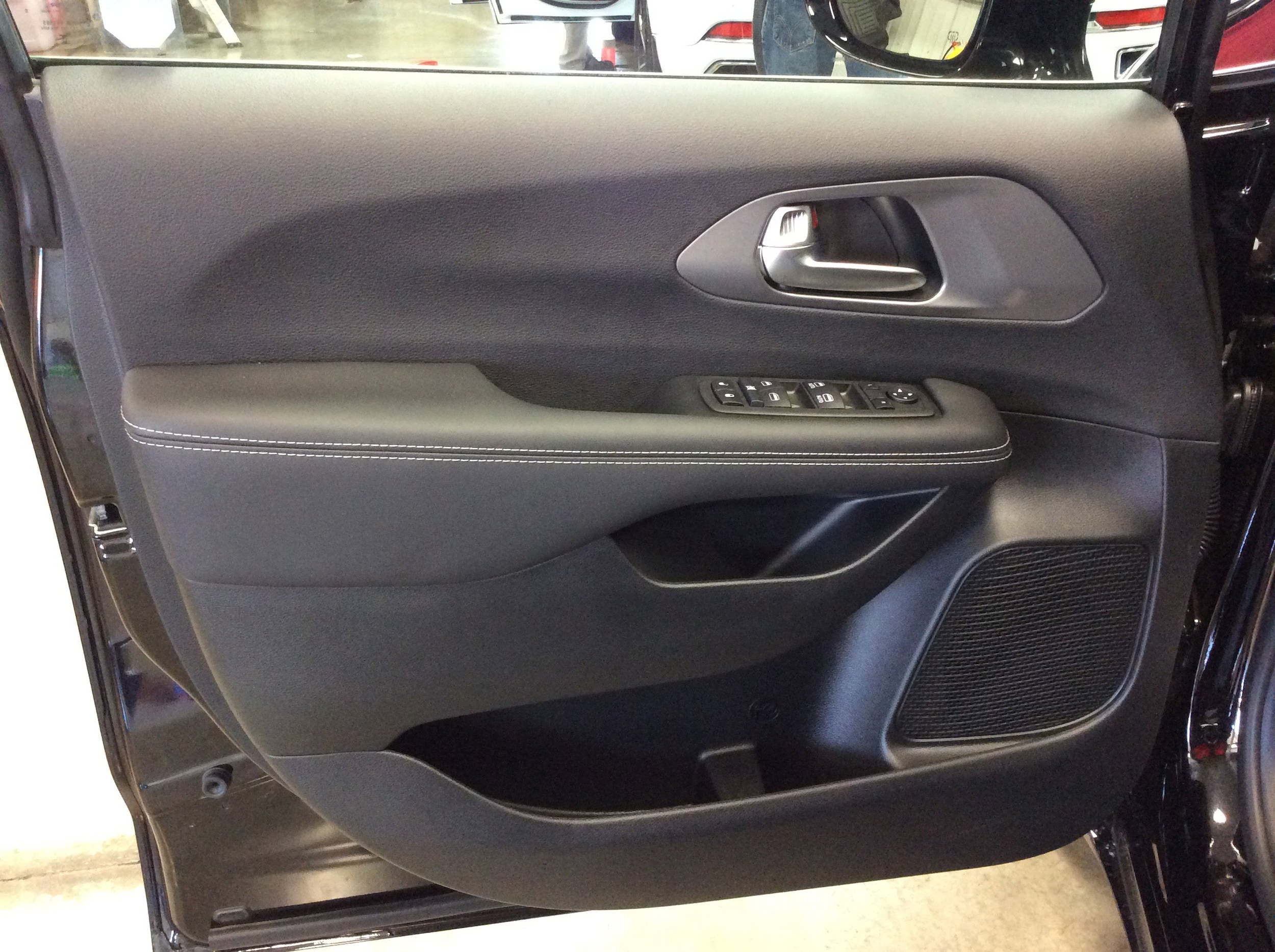 2025 Chrysler Voyager LX - Photo 13