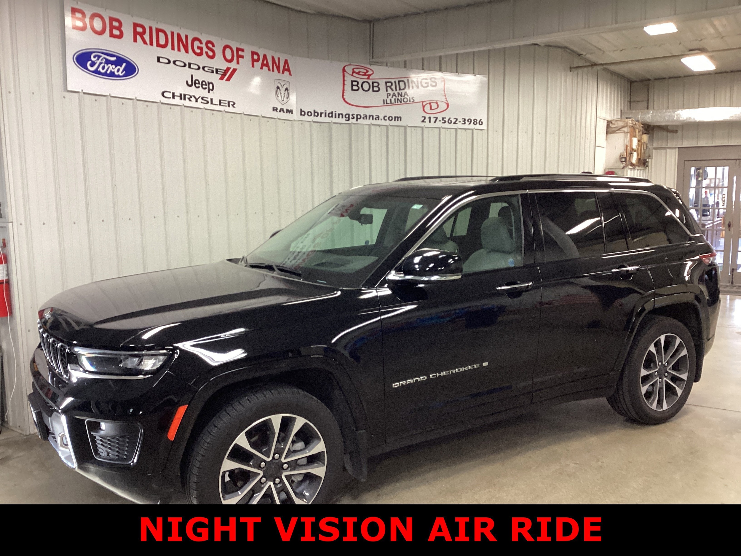 2023 Jeep Grand Cherokee Overland's photo