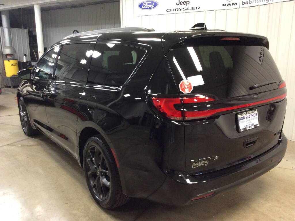 New 2026 Chrysler Pacifica Limited Van Passenger Van