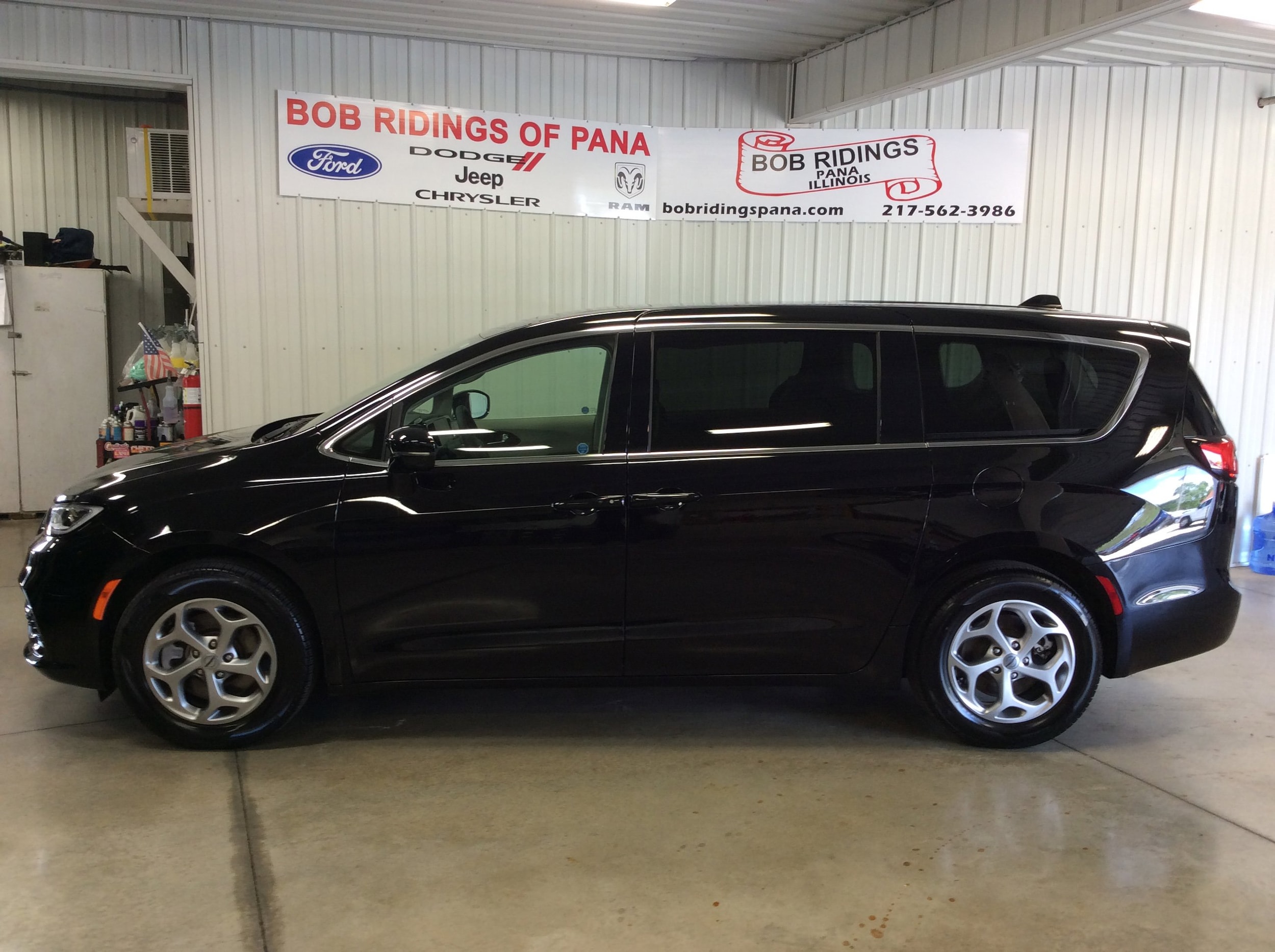 Used 2024 Chrysler Pacifica Limited with VIN 2C4RC3GG0RR118524 for sale in Pana, IL
