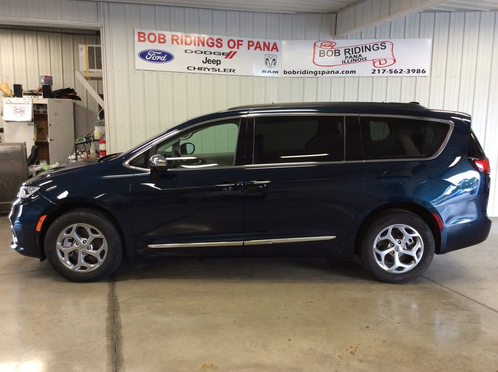 Used 2023 Chrysler Pacifica Limited with VIN 2C4RC3GG8PR501155 for sale in Pana, IL