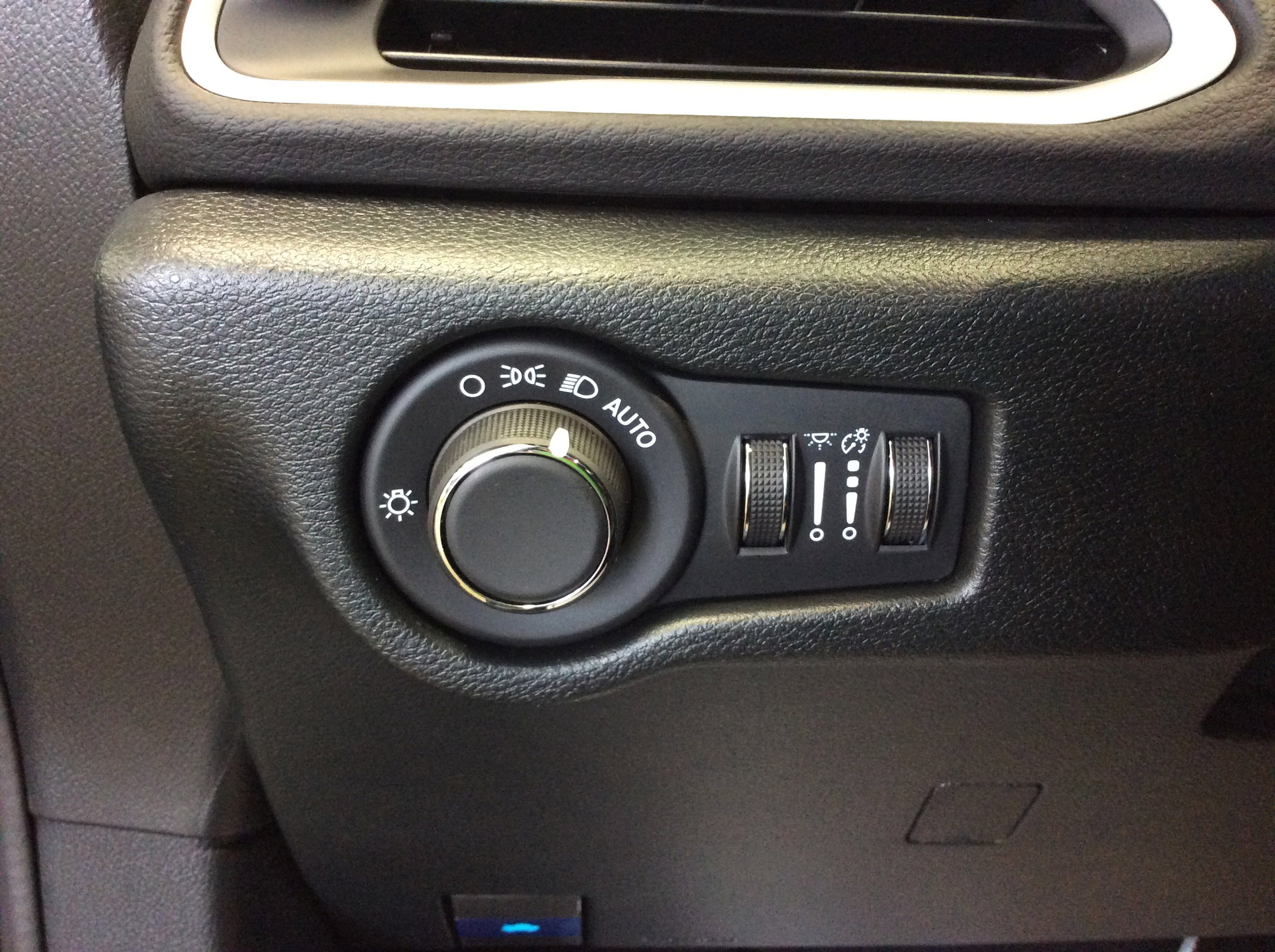 2025 Chrysler Voyager LX - Photo 20