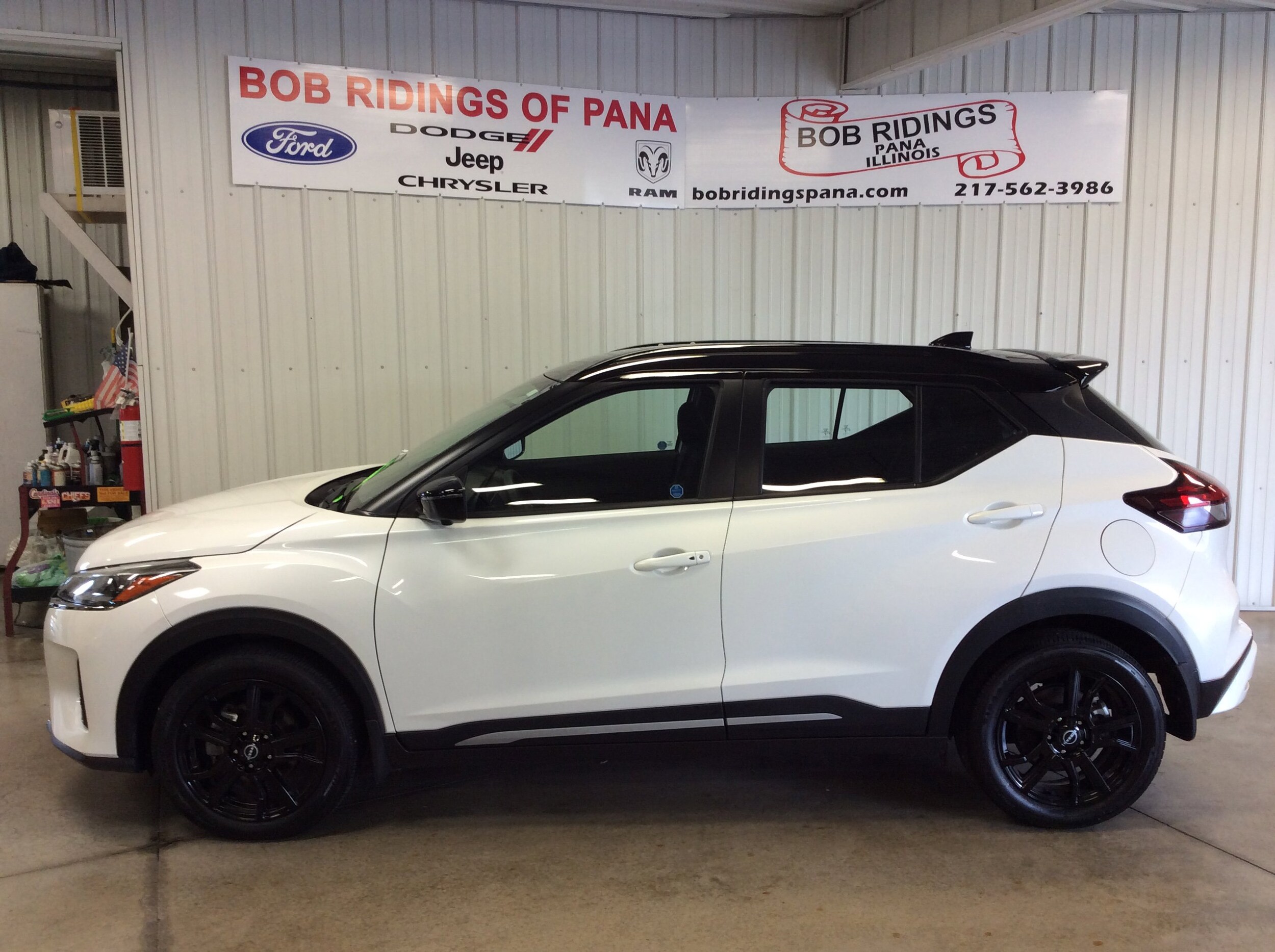 2024 Nissan Kicks SR photo 2