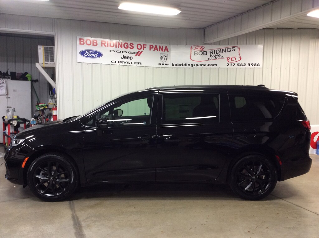 New 2026 Chrysler Pacifica Limited Van Passenger Van