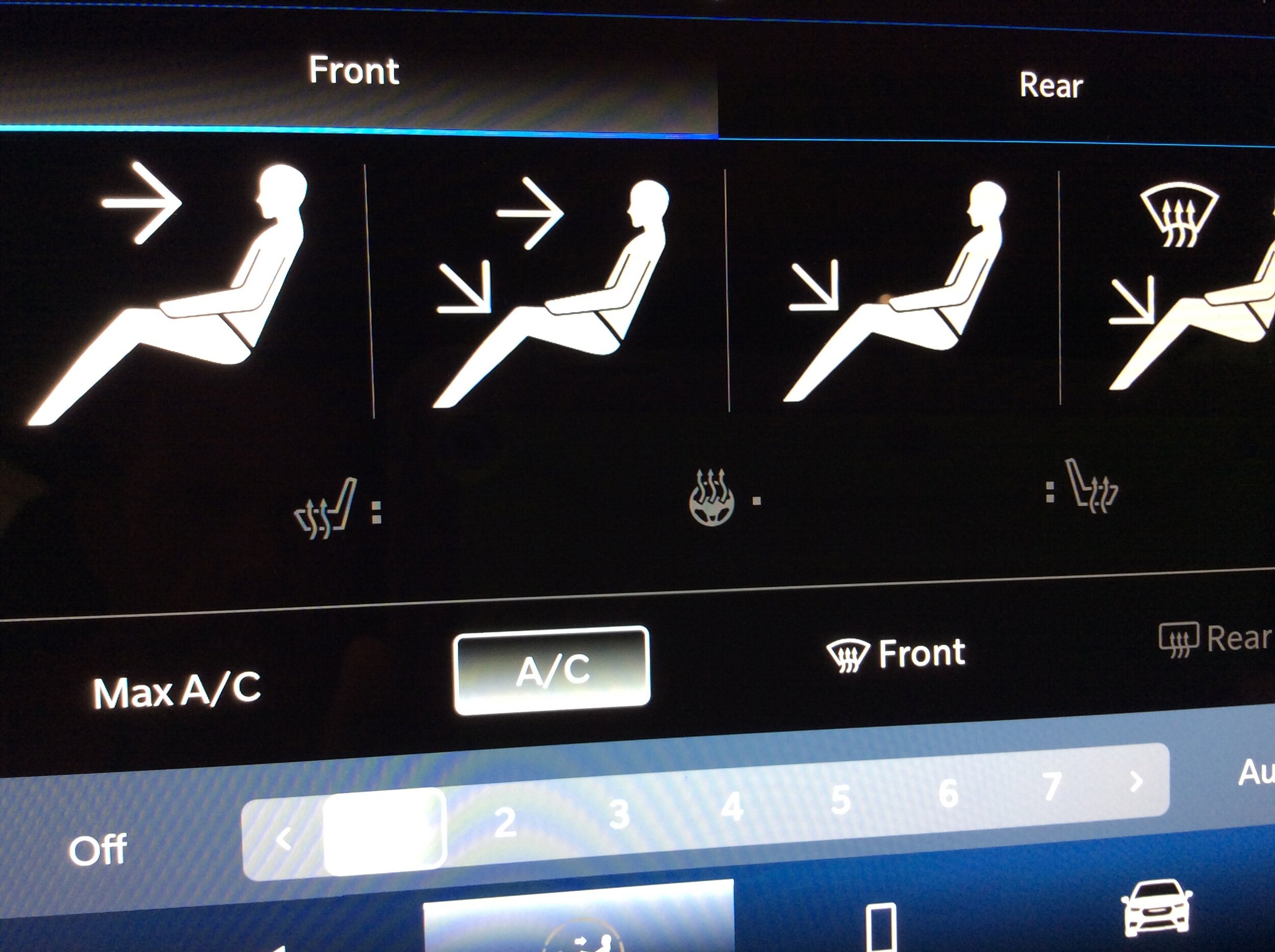 2025 Chrysler Voyager LX - Photo 29