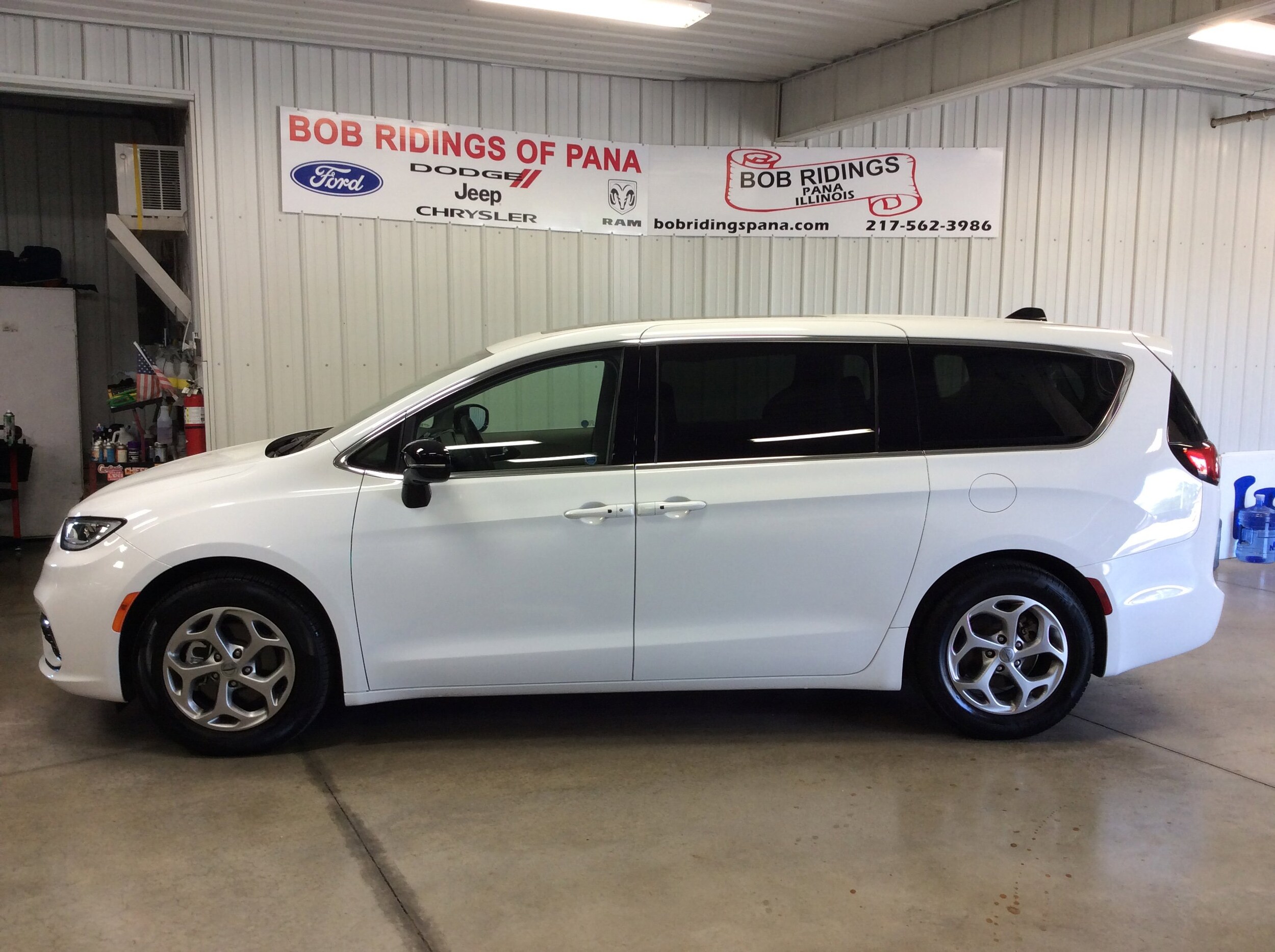Used 2024 Chrysler Pacifica Limited with VIN 2C4RC1GG3RR109157 for sale in Pana, IL