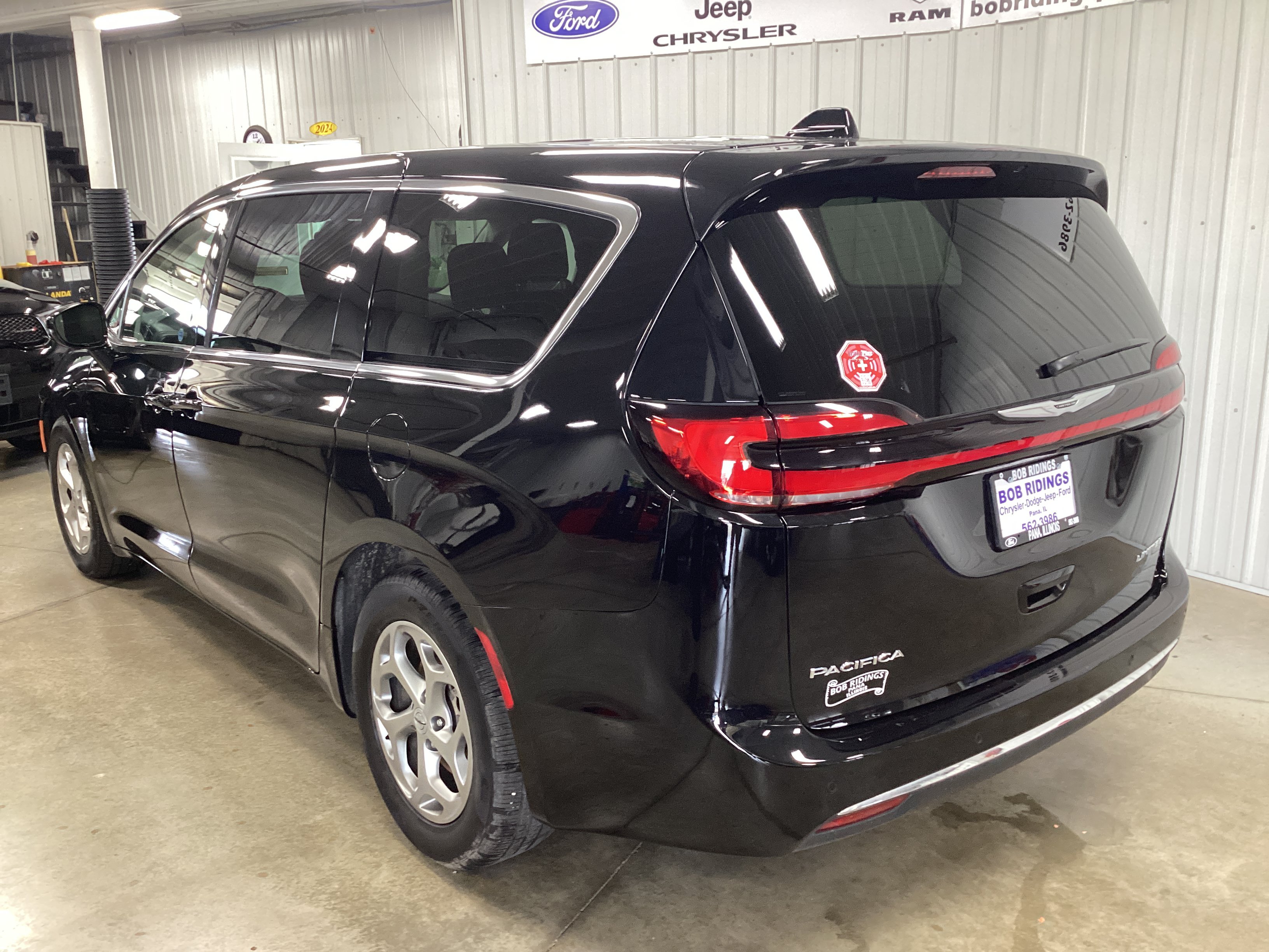Used 2024 Chrysler Pacifica Limited Van Passenger Van