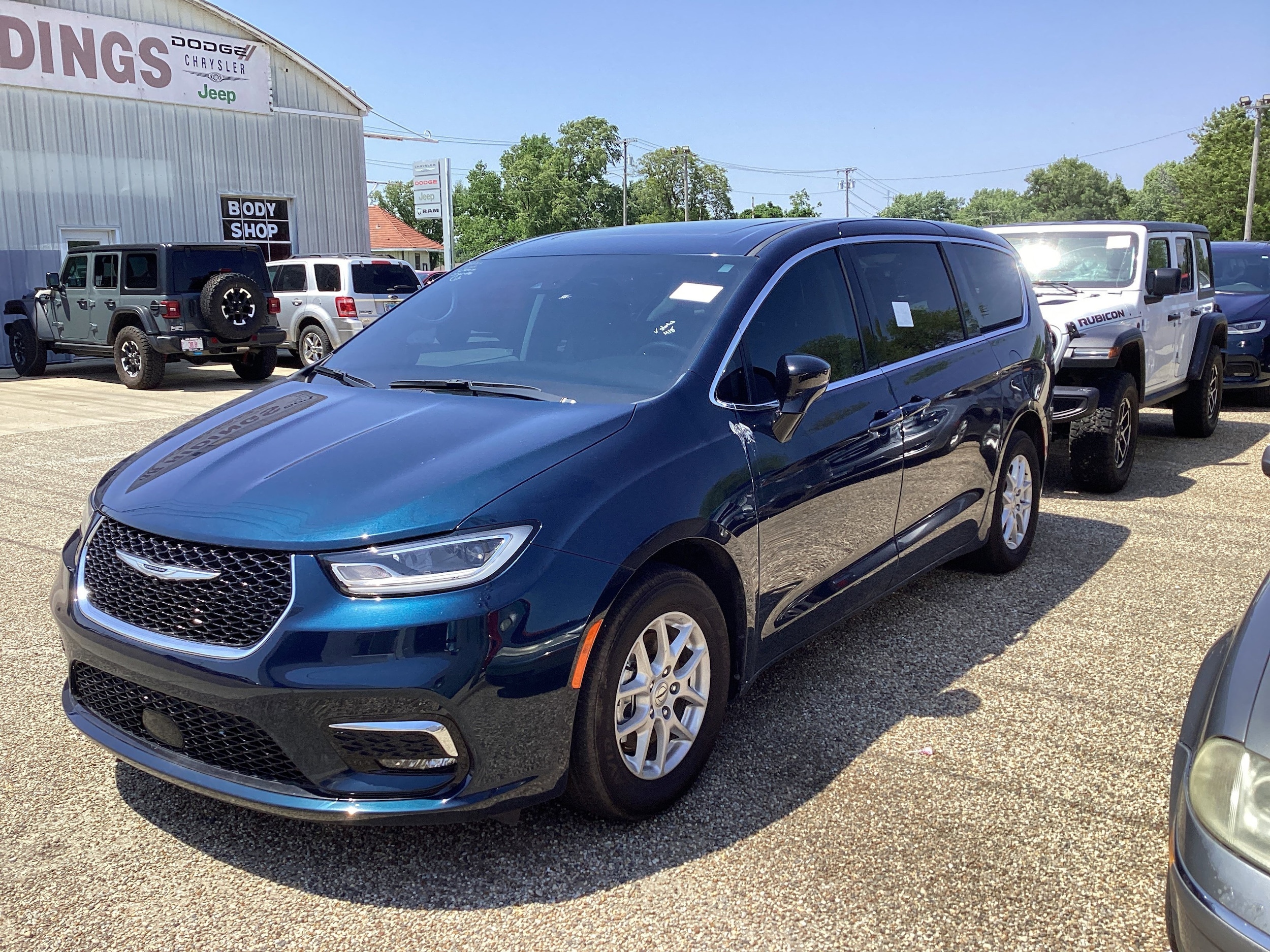 2024 Chrysler Pacifica Touring L's photo