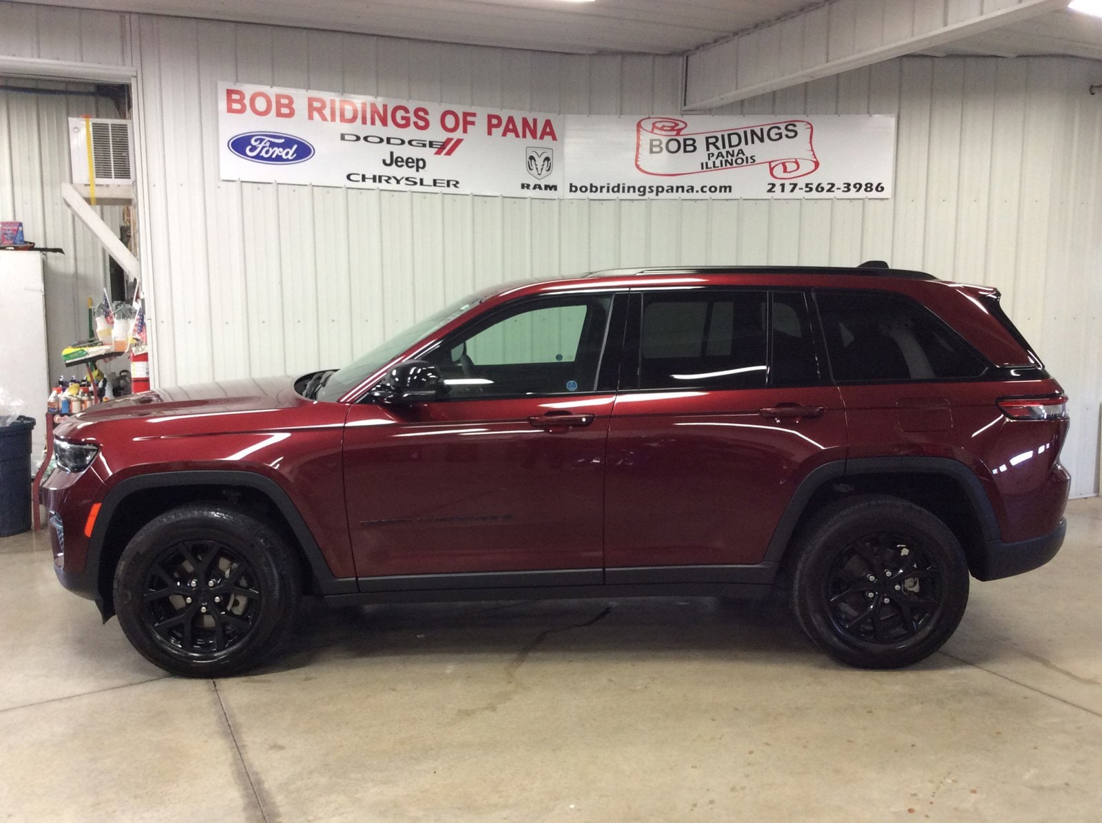 Used 2024 Jeep Grand Cherokee Altitude with VIN 1C4RJHAG0R8923236 for sale in Pana, IL