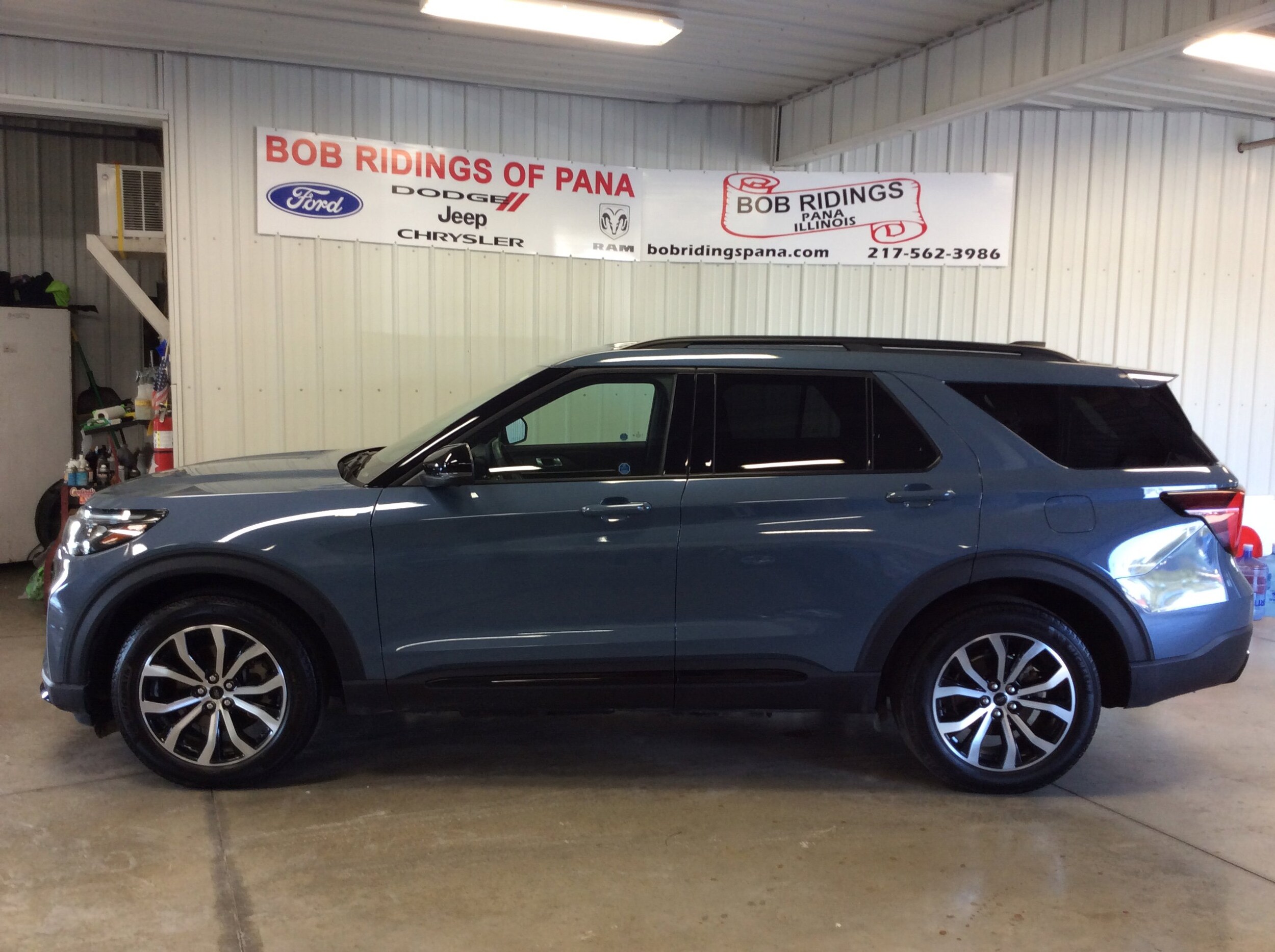 2025 Ford Explorer ST-Line photo 2