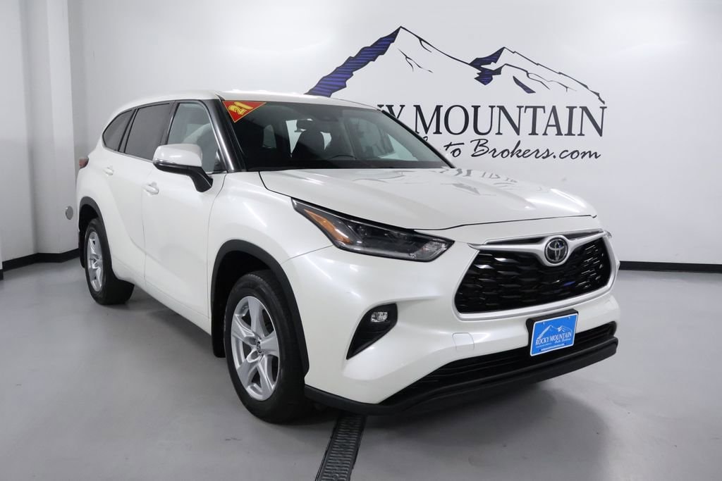 2021 Toyota Highlander LE's photo
