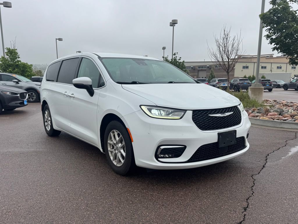 2023 Chrysler Pacifica Touring L's photo