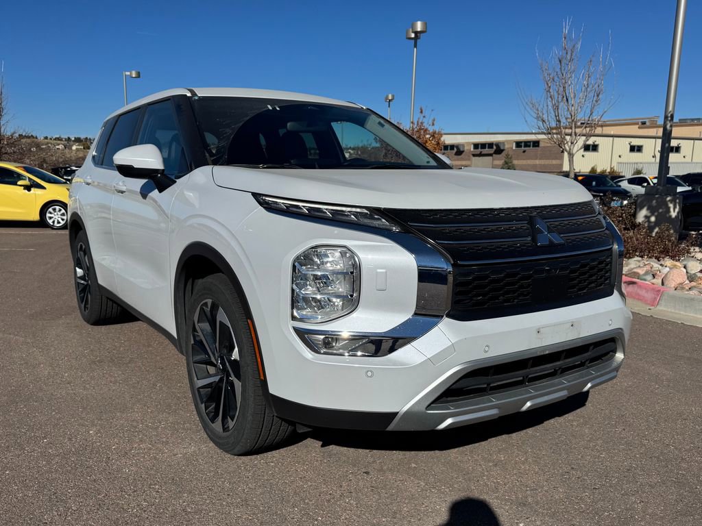 2024 Mitsubishi Outlander SE's photo