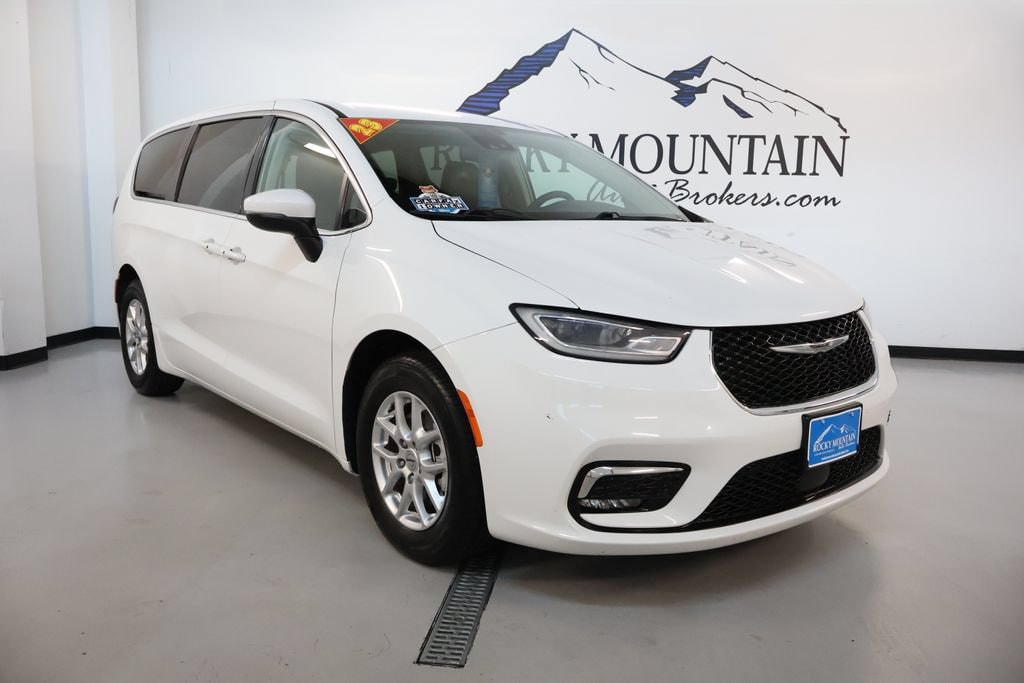 2023 Chrysler Pacifica Touring L's photo