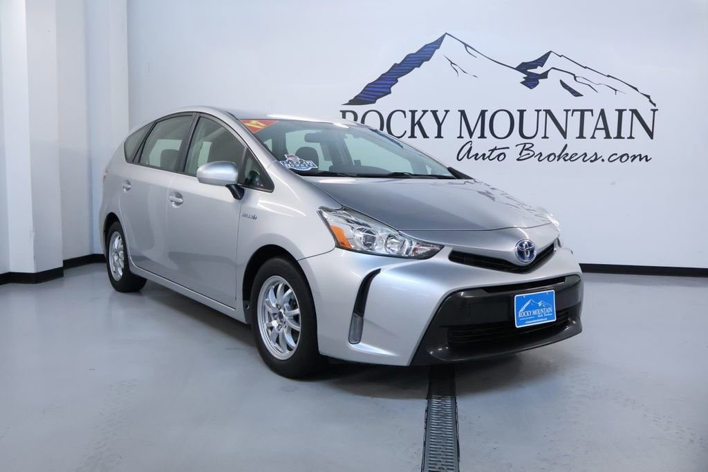 2017 Toyota Prius v Three's photo