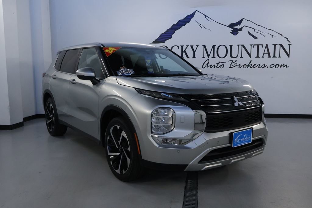 2024 Mitsubishi Outlander SE's photo