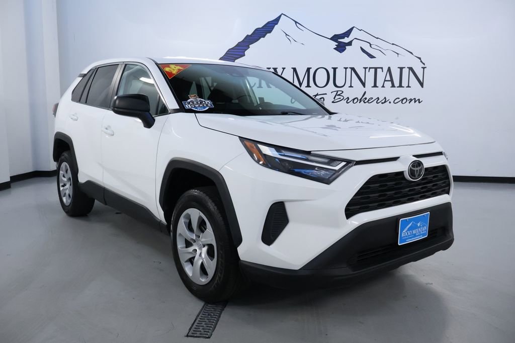 2024 Toyota RAV4 LE's photo