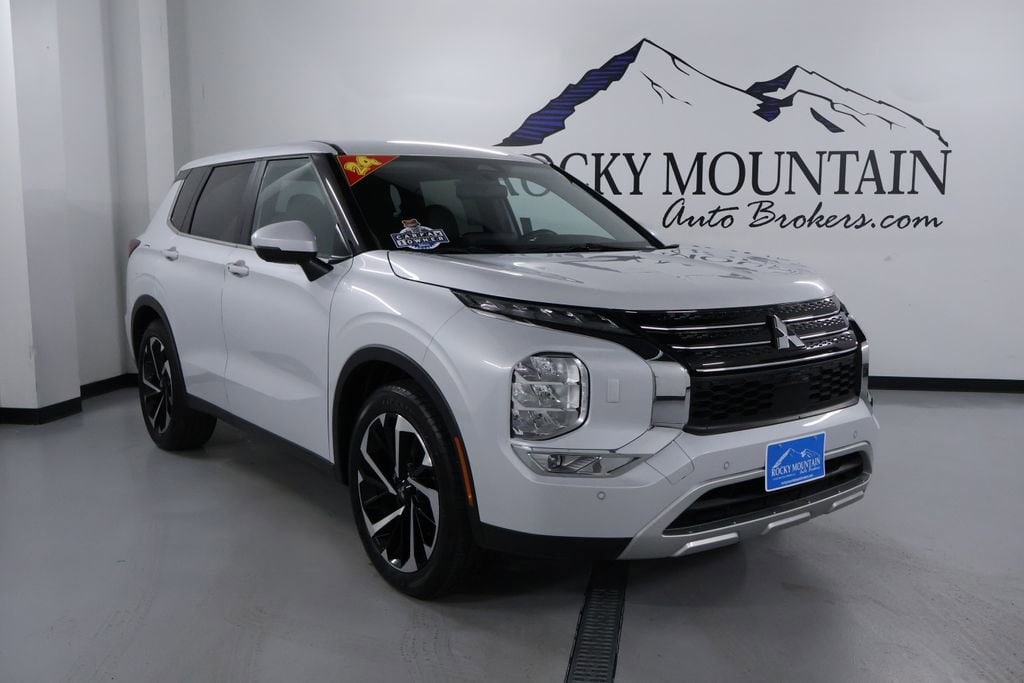 2024 Mitsubishi Outlander SE's photo