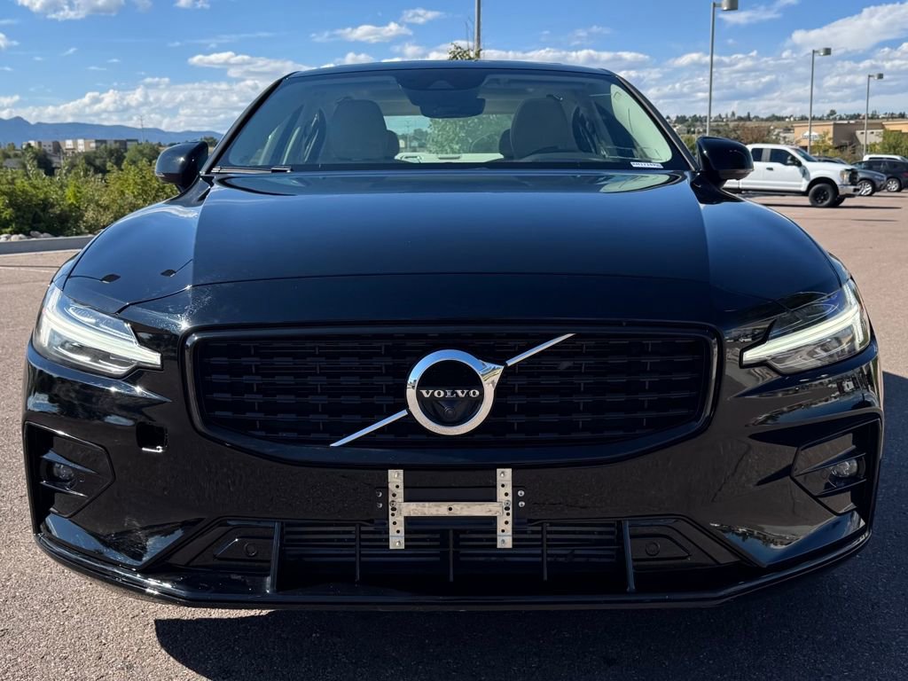 2021 Volvo S60 R-Design Momentum photo 2