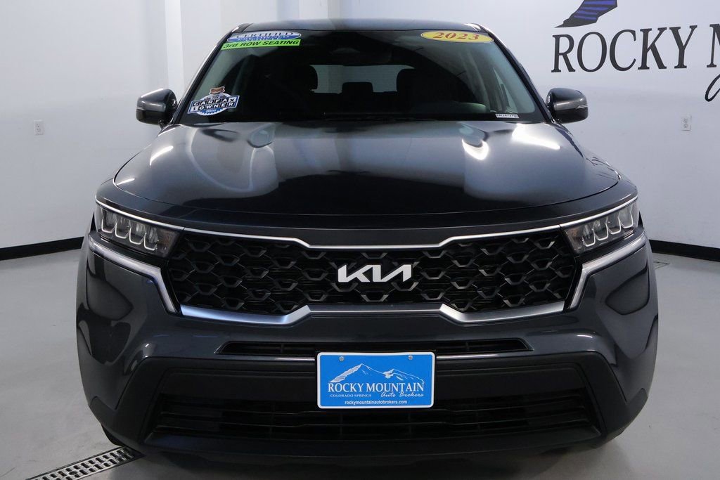 2023 Kia Sorento LX photo 2